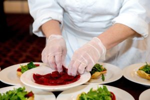 Küchenkraft belegt Salatteller